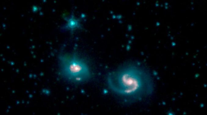 Das verschmelzende System VII Zw 96, bestehend aus NGC 6786 (rechts) und UGC 11415 (links). (Credits: NASA / JPL-Caltech)