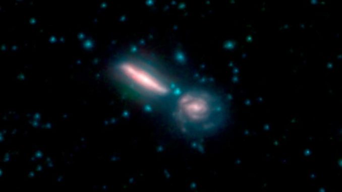 Das verschmelzende Galaxienpaar Arp 302, ebenfalls bekannt als VV 340. (Credits: NASA / JPL-Caltech)