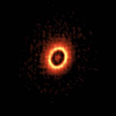 ALMA-Bild der Staubscheibe um den jungen Stern DM Tau. Man erkennt zwei konzentrische Ringe, in denen Planeten entstehen könnten. (Credit: ALMA (ESO / NAOJ / NRAO), Kudo et al.)