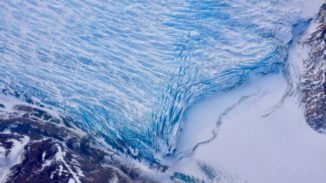 Risse in der Front eines Gletschers beim Erreichen des Ozeans. (Credits: NASA / Adam Klein)