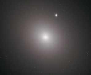 Hubble-Aufnahme der Riesengalaxie Messier 49. (Credits: ESA / Hubble & NASA, J. Blakenslee, P Cote et al.)