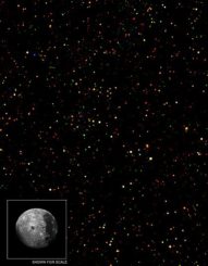 Chandra-Aufnahme eines Galaxienfeldes im Sternbild Bootes mit dem Mond als Größenvergleich für das Blickfeld. (Credits: X-ray: NASA / CXC / CfA / R.Hickox et al.; Moon: NASA / JPL)