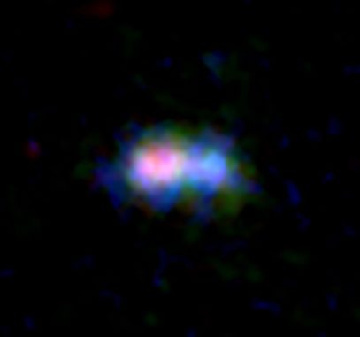 Die ferne Galaxie MACS0416_Y1, basierend auf Daten des Weltraumteleskops Hubble und ALMA. Die Verteilung von Staub und Sauerstoffgas ist in rot und grün gekennzeichnet. Die Verteilung der Sterne ist grün dargestellt. (Credit: ALMA (ESO / NAOJ / NRAO), NASA / ESA Hubble Space Telescope, Tamura et al.)