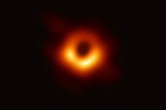 Das erste direkte Bild eines Schwarzen Lochs, dem supermassiven Schwarzen Loch im Zentrum von M87. Das Bild basiert auf Daten des Event Horizon Telescope (ETH), einem Netzwerk aus mehreren Radioteleskopen. (Credit: EHT Collaboration)