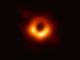 Das erste direkte Bild eines Schwarzen Lochs, dem supermassiven Schwarzen Loch im Zentrum von M87. Das Bild basiert auf Daten des Event Horizon Telescope (ETH), einem Netzwerk aus mehreren Radioteleskopen. (Credit: EHT Collaboration)