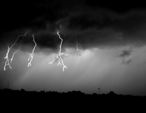 Der hier zu sehende Blitz beginnt tief in der Wolke. Wissenschaftler haben einen möglichen neuen Weg gefunden, wie sie entstehen könnten. (Photo Credit: UNH)