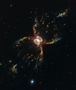 Hubble-Aufnahme des Südlichen Krebsnebels Hen 2-104. (Credits: NASA, ESA, and STScI)