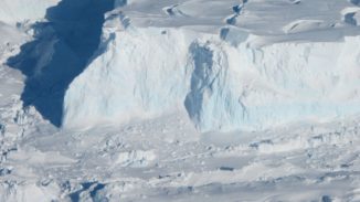 Ein Teil des Thwaites-Gletschers. (Credits: NASA / James Yungel)