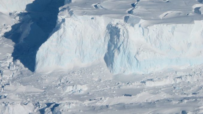 Ein Teil des Thwaites-Gletschers. (Credits: NASA / James Yungel) Ein Teil des Thwaites-Gletschers. (Credits: NASA / James Yungel)