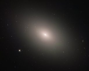 Hubble-Aufnahme der elliptischen Galaxie Messier 59. (Credits: ESA / Hubble & NASA, P. Cote)