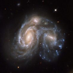 Das verschmelzende Galaxienpaar Arp 272, aufgenommen vom Weltraumteleskop Hubble. (Credits: NASA, ESA, the Hubble Heritage Team (STScI / AURA) – ESA / Hubble Collaboration and K. Noll (STScI))