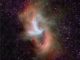 Die Linien zeigen die Richtung der Magnetfelder in der Umgebung des supermassiven Schwarzen Lochs im Zentrum der Milchstraßen-Galaxie an. Das Bild basiert auf SOFIA-Beobachtungen, die einer Hubble-Aufnahme überlagert wurden. (Credits: Dust and magnetic fields: NASA / SOFIA; Star field image: NASA / Hubble Space Telescope)