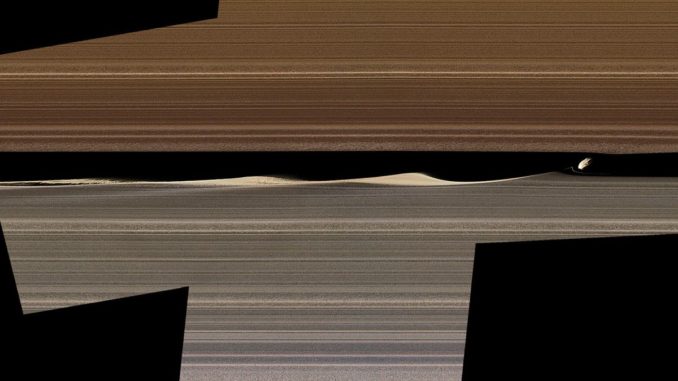 Dieses Falschfarbenmosaik zeigt Daphnis, einen der Schäfermonde in Saturns Ringsystem, und die Wellen, die er in der Keeler-Lücke verursacht. (Credits: NASA / JPL-Caltech/Space Science Institute)