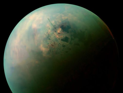 Eine Falschfarbenaufnahme der nördlichen Halbkugel von Titan, dem größten Saturnmond. Das Bild wurde von der NASA-Raumsonde Cassini gemacht. (Credit: NASA / JPL-Caltech / Space Science Institute) Eine Falschfarbenaufnahme der nördlichen Halbkugel von Titan, dem größten Saturnmond. Das Bild wurde von der NASA-Raumsonde Cassini gemacht. (Credit: NASA / JPL-Caltech / Space Science Institute)