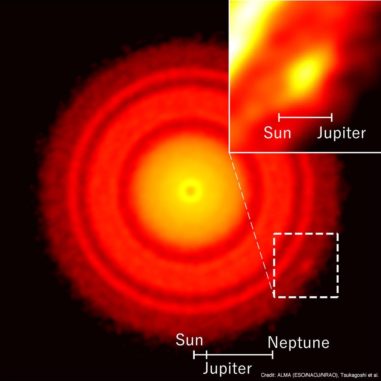 ALMA-Bild der protoplanetaren Scheibe um den jungen Stern TW Hydrae. Ein kleiner Klumpen aus Staub ist unten rechts erkennbar. (Credits: ALMA (ESO / NAOJ / NRAO), Tsukagoshi et al.)