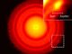ALMA-Bild der protoplanetaren Scheibe um den jungen Stern TW Hydrae. Ein kleiner Klumpen aus Staub ist unten rechts erkennbar. (Credits: ALMA (ESO / NAOJ / NRAO), Tsukagoshi et al.)