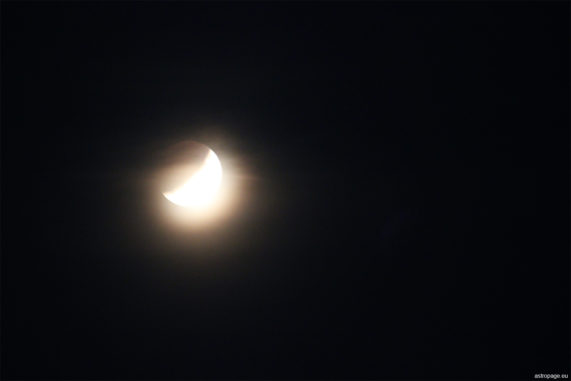Partielle Mondfinsternis vom 16. Juli 2019 – überbelichtet, um den Erdschein sichtbar zu machen. (Credit: astropage.eu)