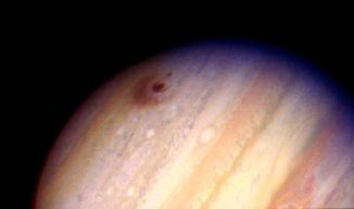 Hubble-Aufnahme des Gasriesen Jupiter mit den Einschlagorten der Fragmente D und G des Kometen Shoemaker-Levy 9. Die Fragmente schlugen am 17. Juli 1994 um 07:45 EDT beziehungsweise am 18. Juli 1994 um 03:28 EDT auf dem Jupiter ein. (Credits: H. Hammel, MIT and NASA)