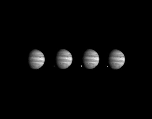 Vier Galileo-Aufnahmen des Einschlags von Fragment W auf der Nachtseite Jupiters am 22. Juli 1994. Die Bilder wurden im Abstand von 2,3 Sekunden mit einem Grünfilter in sichtbaren Wellenlängen gemacht. (Credits: NASA / JPL)
