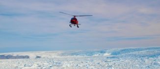 Der Helikopter im Landeanflug auf den Jakobshavn-Gletscher an der Westseite Grönlands. (Credits: University of South Florida)