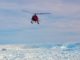 Der Helikopter im Landeanflug auf den Jakobshavn-Gletscher an der Westseite Grönlands. (Credits: University of South Florida)