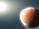 Künstlerische Darstellung des footballförmigen Exoplaneten WASP-121b mit seinem Zentralstern. (Credits: NASA, ESA, and J. Olmsted (STScI))