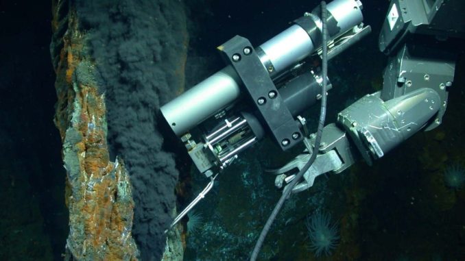Der Arm des ferngesteuerten Roboters Jason nimmt eine Probe aus einem hydrothermalen Schlot. (Credits: Photo by Chris German / WHOI / NSF, NASA / ROV Jason 2012, Woods Hole Oceanographic Institution)