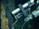 Der Arm des ferngesteuerten Roboters Jason nimmt eine Probe aus einem hydrothermalen Schlot. (Credits: Photo by Chris German / WHOI / NSF, NASA / ROV Jason 2012, Woods Hole Oceanographic Institution)
