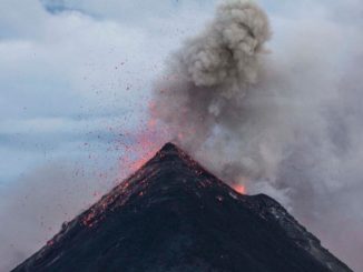 Ein ausbrechender Vulkan. (Credits: University of Houston)