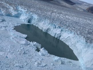 Die Kalbungslinie des Helheim-Gletschers am 15. August 2019, aufgenommen von der Oceans Melting Greenland Mission. (Credits: NASA / Josh Willis)