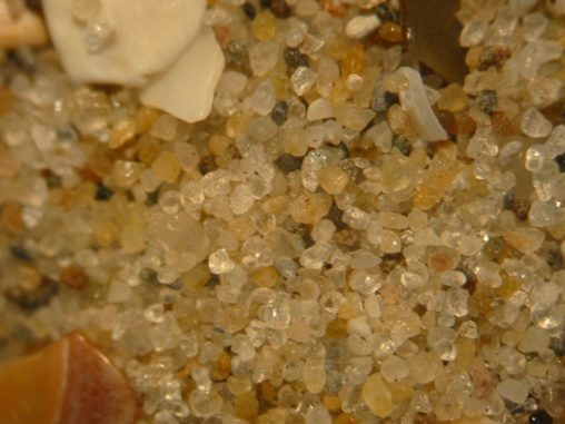 Sand als Beispiel für ein Granulat, das sich wie eine Flüssigkeit oder wie ein Festkörper verhalten kann. (Credits: Wikipedia / Renée Janssen / gemeinfrei) Sand als Beispiel für ein Granulat, das sich wie eine Flüssigkeit oder wie ein Festkörper verhalten kann. (Credits: Wikipedia / Renée Janssen / gemeinfrei)
