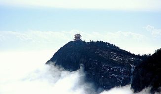 Blick auf den Gipfel des Emei Shan in der südchinesischen Provinz Sichuan, wo es im Mittleren Perm zu gewaltigen vulkanischen Aktivitäten kam. (Credits: Wikipedia / gemeinfrei)