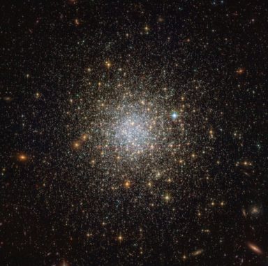 Der Kugelsternhaufen NGC 1466 in den Randbereichen der Großen Magellanschen Wolke, aufgenommen vom Weltraumteleskop Hubble. (Credits: ESA / Hubble & NASA)