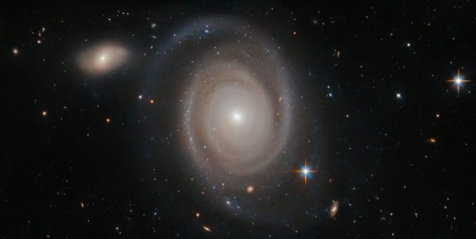 Hubble-Aufnahme der Spiralgalaxie NGC 1706. (Credits: ESA / Hubble & NASA, A. Bellini et al.)