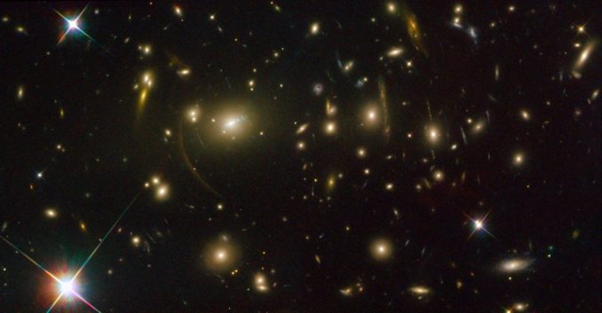 Ein Hubble-Bild des Galaxienhaufens Abell 2390. (Credits: NASA, ESA, and Johan Richard, Caltech)