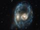 Hubble-Aufnahme des interagierenden Galaxienpaars Arp-Madore 2026-424. (Credits: NASA, ESA, and J. Dalcanton, B.F. Williams, and M. Durbin (University of Washington))