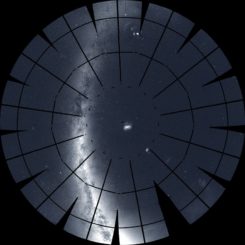 Panorama des Südhimmels, aufgenommen vom Transiting Exoplanet Surves Satellite (TESS). Volle Auflösung siehe Links im Text. (Credits: NASA / MIT / TESS)
