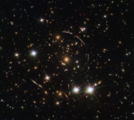 Der Sunburst Arc, aufgenommen vom Weltraumteleskop Hubble. (Credits: NASA, ESA and E. Rivera-Thorsen (Institute of Theoretical Astrophysics Oslo, Norway))