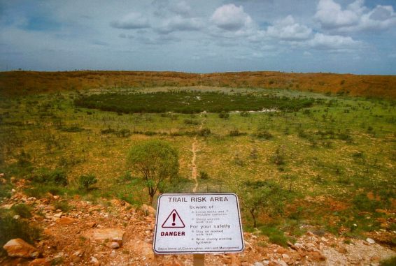 Der Wolfe-Creek-Krater in Australien. (Credits: Wikipedia / User: Kookaburra / gemeinfrei) Der Wolfe-Creek-Krater in Australien. (Credits: Wikipedia / User: Kookaburra / gemeinfrei)
