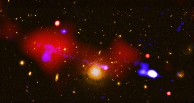 Die Jets eines Schwarzen Lochs haben die Sternentstehungsrate in vier weiteren Galaxien erhöht. Beschriftete Version siehe Text. (Credit: X-ray: NASA / CXC / INAF / R. Gilli et al.; Radio NRAO / VLA; Optical: NASA / STScI))