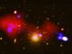 Die Jets eines Schwarzen Lochs haben die Sternentstehungsrate in vier weiteren Galaxien erhöht. Beschriftete Version siehe Text. (Credit: X-ray: NASA / CXC / INAF / R. Gilli et al.; Radio NRAO / VLA; Optical: NASA / STScI))