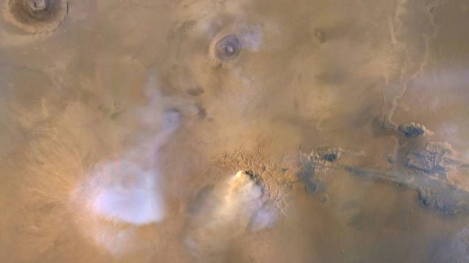 Die gelbweiße Wolke unten in der Bildmitte ist ein "Staubturm" auf dem Mars – eine dichte Staubwolke, die sich Dutzende Kilometer hoch in die Atmosphäre erhebt. (Credits: NASA / JPL-Caltech / MSSS) Die gelbweiße Wolke unten in der Bildmitte ist ein "Staubturm" auf dem Mars – eine dichte Staubwolke, die sich Dutzende Kilometer hoch in die Atmosphäre erhebt. (Credits: NASA / JPL-Caltech / MSSS)