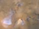 Die gelbweiße Wolke unten in der Bildmitte ist ein "Staubturm" auf dem Mars – eine dichte Staubwolke, die sich Dutzende Kilometer hoch in die Atmosphäre erhebt. (Credits: NASA / JPL-Caltech / MSSS)