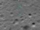 Die Absturzstelle des Vikram-Landers und des damit zusammenhängenden Trümmerfeldes. Grüne Punkte stellen Trümmer des Landers dar. Blaue Punkte kennzeichnen beeinflussten Boden, wo der Regolith wahrscheinlich aufgewühlt wurde. (Credits: NASA / Goddard / Arizona State University)