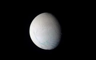 Der Saturnmond Enceladus mit den parallel verlaufenden Tigerstreifen am Südpol. (Credits: NASA / JPL / Space Science Institut)