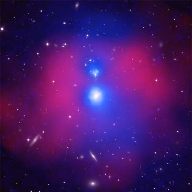 NGC 6338, zwei kollidierende Galaxiengruppen, basierend auf Daten der Weltraumteleskope Chandra und XMM-Newton sowie Radiodaten des GMRT und optischen Daten des Sloan Digital Sky Survey. (Credits: X-ray: Chandra: NASA / CXC / SAO / E. O'Sullivan; XMM: ESA / XMM / E. O'Sullivan; Optical: SDSS)