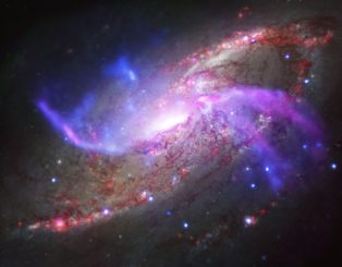 Die Spiralgalaxie NGC 4258, basierend auf Daten der Weltraumteleskope Chandra, Hubble, Spitzer und des Very Large Array. (Credit: Image Credit: X-ray: NASA / CXC / Caltech / P. Ogle et al; Optical: NASA / STScI; IR: NASA / JPL-Caltech; Radio: NSF / NRAO / VLA)