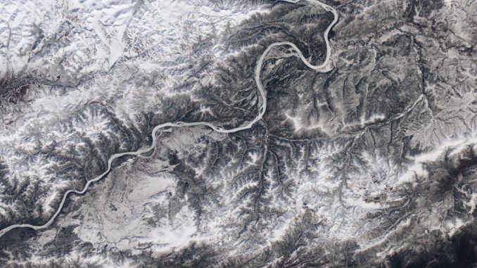 Die Eisbedeckung des Yukon River in der Nähe seines Zusammenflusses mit dem Tanana River in Alaska. (Courtesy Landsat imagery / NASA Goddard Space Flight Center and U.S. Geological Survey)
