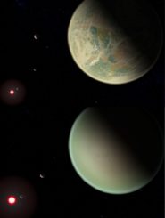 Künstlerische Darstellungen von Exoplaneten mit Wasser (oben) und ohne Wasser (unten) auf ihren Oberflächen und mit sauerstoffreichen Atmosphären. Der rötliche Punkt ist der Zwergstern des M-Typs, den die Planeten umkreisen. Der trockene Planet liegt näher an seinem Heimatstern, so dass er größer erscheint. (Credits: NASA / GSFC / Friedlander-Griswold)
