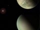 Künstlerische Darstellungen von Exoplaneten mit Wasser (oben) und ohne Wasser (unten) auf ihren Oberflächen und mit sauerstoffreichen Atmosphären. Der rötliche Punkt ist der Zwergstern des M-Typs, den die Planeten umkreisen. Der trockene Planet liegt näher an seinem Heimatstern, so dass er größer erscheint. (Credits: NASA / GSFC / Friedlander-Griswold)